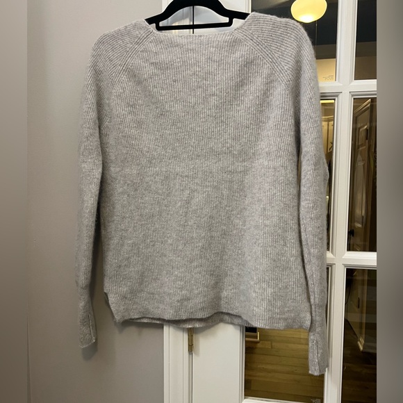 Sundance Light Gray v-neck, long sleeve cashmere sweater size M Like new - Picture 6 of 8